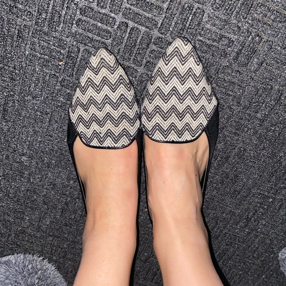 Gap black and white flats - Picture 1 of 4